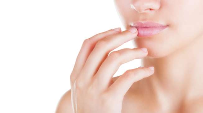 Tak Perlu Filler, Viral Tips Bikin Bibir Tebal dengan Cara Dipijat