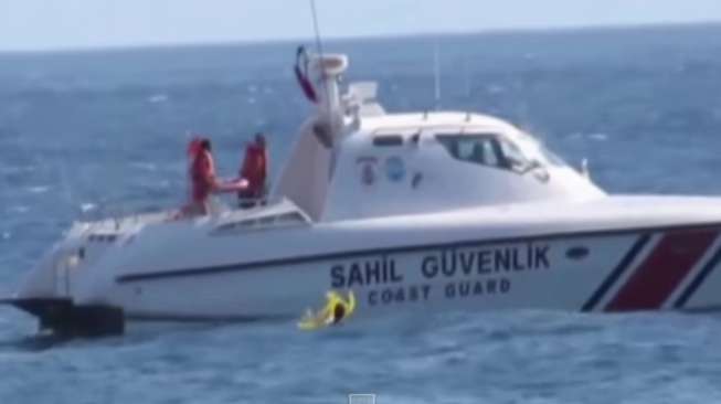 Duh, Bayi Ini Hanyut di Laut Saat Orangtua Asyik 'Berjemur'