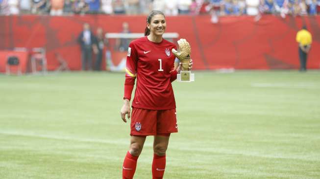 Kiper AS Hope Solo menerima penghargaan Golden Glove (6/7) [Reuters]