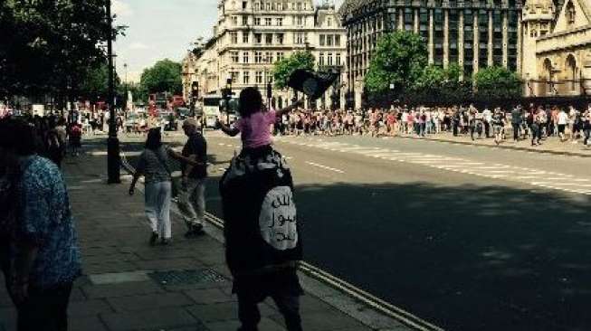 Lelaki Ini Bawa Bendera ISIS di Depan Gedung Parlemen Inggris