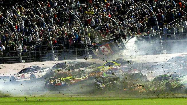 Kecelakaan di ajang balapan Sprint Cup Series NASCAR Coke Zero 400 di Daytona International Speedway, Florida, Amerika Serikat. [Reuters/Reinhold Matay]