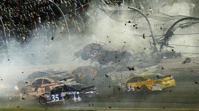 Kecelakaan di ajang balapan Sprint Cup Series NASCAR Coke Zero 400 di Daytona International Speedway, Florida, Amerika Serikat. [Reuters/Reinhold Matay]