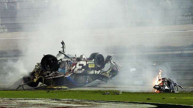 Kecelakaan di ajang balapan Sprint Cup Series NASCAR Coke Zero 400 di Daytona International Speedway, Florida, Amerika Serikat. [Reuters/Reinhold Matay]