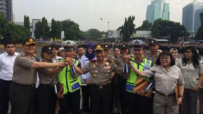 Tolong Ibu Melahirkan di Bus, Dua Polisi Diberi Penghargaan