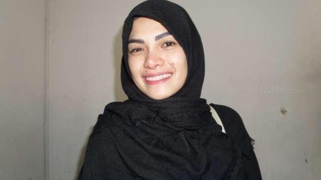 Ingin Berhijab, Nikita Mirzani Salat Istikharah