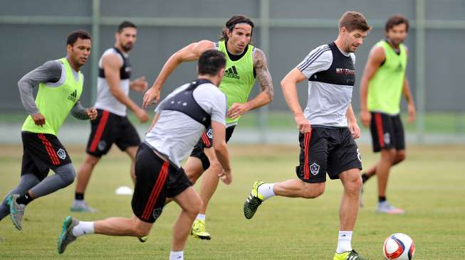 Steven Gerrard mengikuti latihan perdananya bersama LA Galaxy usai diperkenalkan ke publik (8/7) [Reuters]