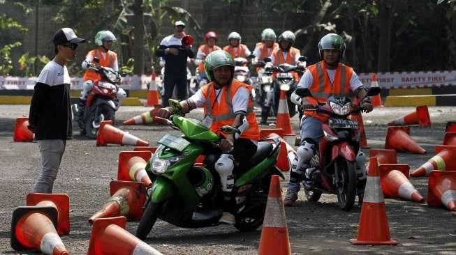 Sopir Gojek Senang Dilatih Rifat Sungkar