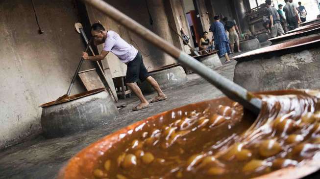 Produksi dodol Betawi mengalami peningkatan tajam seiring permintaan jelang Lebaran.