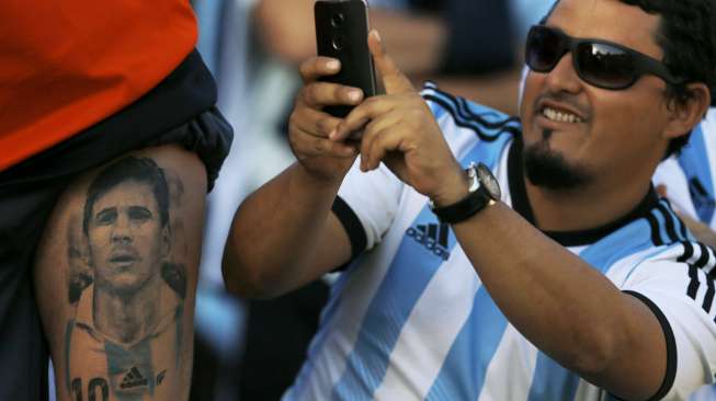 Fans Argentina memotret Wanita dengan tato Lionel Messi di kaki kirinya (9/7) [Reuters/Ivan Alvarado}