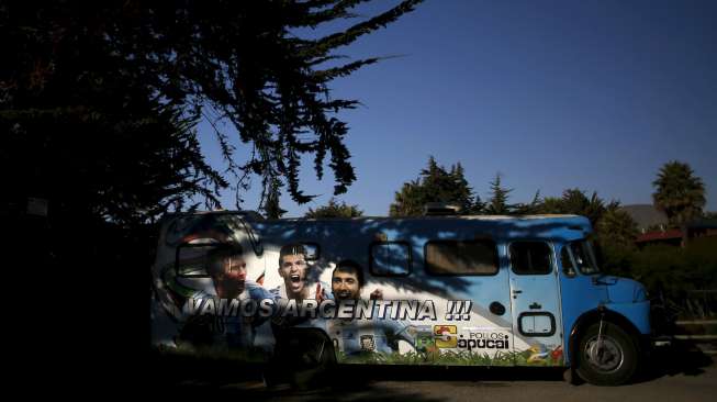Fans rela menghias mobil tempat tinggalnya dengan gambar mega bintang Argentina, Lionel Messi (9/7) [Reuters]