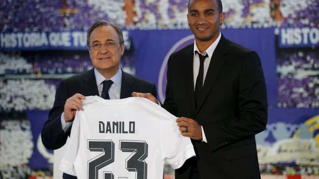 Presiden klub Real Madrid Florentino Perez memperkenalkan pemain barunya Danilo di Santiago Bernabeu (9/7). Reuters/Andrea Comas