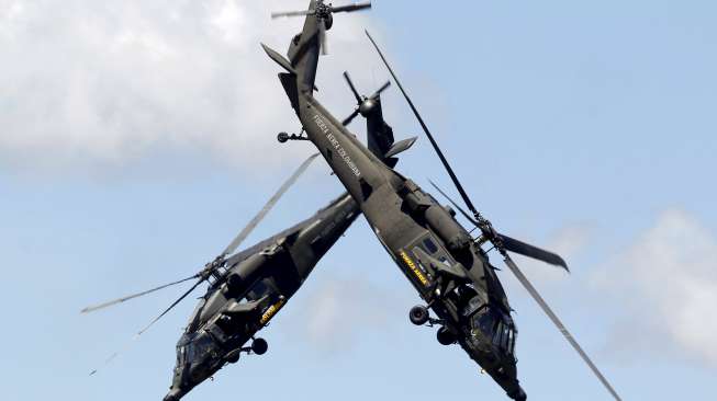 Dua helikopter Blackhawk-Arpia milik Angkatan Udara Kolombia melakukan manuver aerobatik dalam ajang festival udara F-Air Kolombia 2015 di Rionegro, Kolombia (9/7/2015). [Reuters/Fredy Builes]