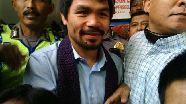 Manny Pacquaio Dapat Hadiah Syal dan Akik dari Mary Jane