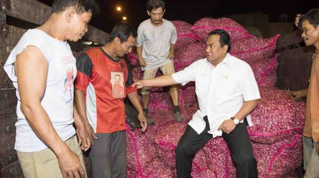 Rachmat Gobel menghimbau kepada seluruh pedagang sayur dan buah di pasar agar tidak menaikan harga terlalu tinggi.