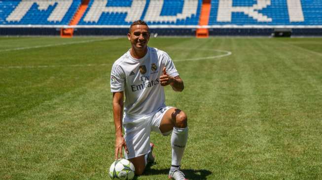 Klub Real Madrid memperkenalkan Danilo kepada publik Santiago Bernabeu (9/7). Reuters/Andrea Comas