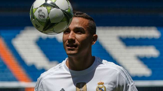 Klub Real Madrid memperkenalkan Danilo kepada publik Santiago Bernabeu (9/7). Reuters/Andrea Comas