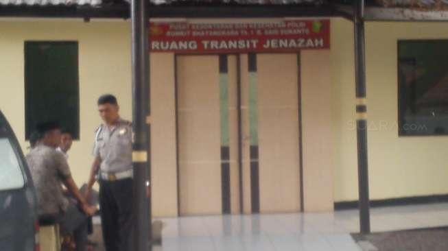 Tidak Lama di Lokasi Tewasnya Brigadir Ridhal Ali Tomi, Keluarga Bergeser ke Rumah Sakit Polri