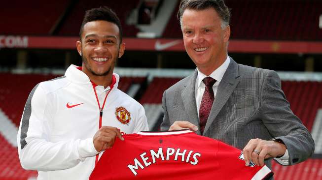 Manajer Manchester United Louis van Gaal memperkenalkan pemain barunya di Memphis Depay di Old Trafford (11/7). Reuters / Andrew Yates Livepic