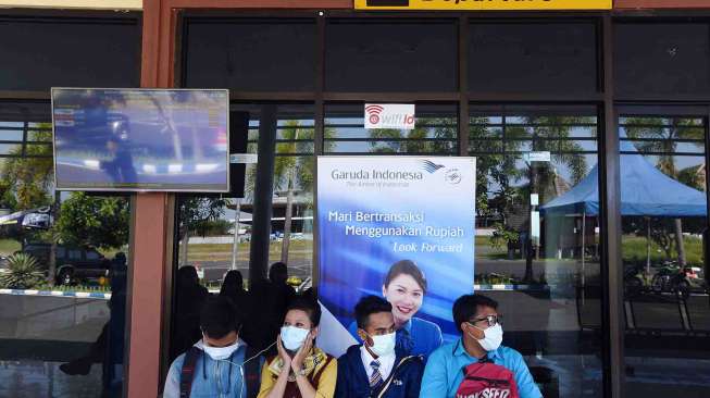 Akibat abu vulkanik Gunung Raung, bandara tersebut ditutup sementara sejak Jumat (10/7).