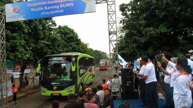 Kementrian BUMN mengadakan mudik gratis di parkir timur Senayan, Jakarta, Minggu (12/7). (Suara.com/Oke Atmaja)