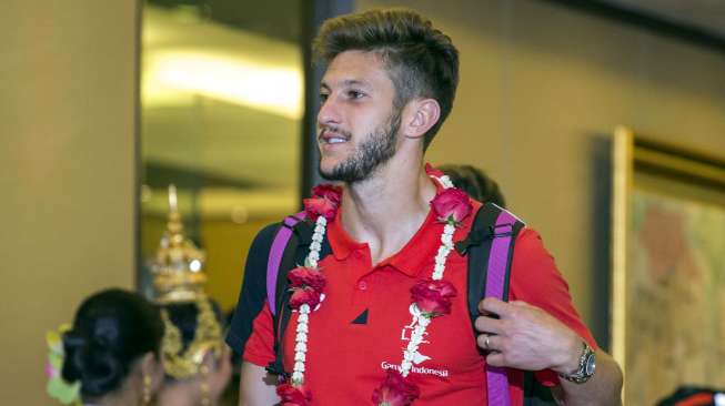 Pemain Liverpool Adam Lallana bersama rekan setimnya tiba di bandara internasional Suvarnabhumi, Bangkok (13/7). Reuters/Athit Perawongmetha