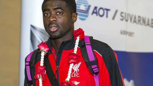 Pemain Liverpool Kolo Toure setelah bersama timnya tiba di bandara internasional Suvarnabhumi, Bangkok (13/7). Reuters/Athit Perawongmetha