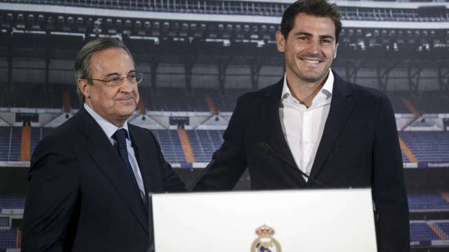 Presiden Real Madrid Florentino Perez melepas Iker Casillas secara resmi (13/7) [Reuters/Andrea Comas]