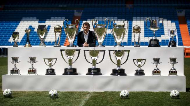 Iker Casillas saat mengucapkan selamat tinggal kepada fans Real Madrid di Santiago Bernabeu (13/7)  [Reuters/Andrea Comas]