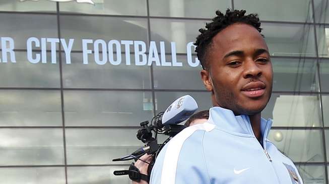 Pemain baru Manchester City Raheem Sterling saat meninggalkan Etihad Stadium. (14/7). Reuters/Andrew Yates