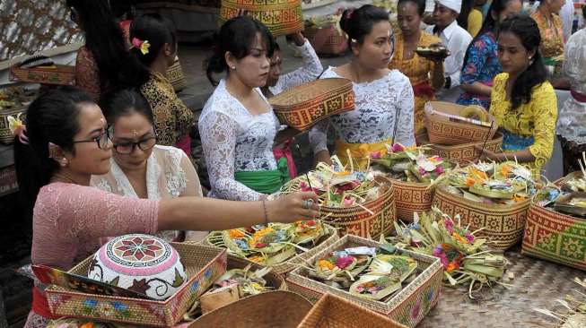 Umat Hindu menggelar persembahyangan Hari Raya Galungan di Ubud, Bali, Rabu (15/7).
