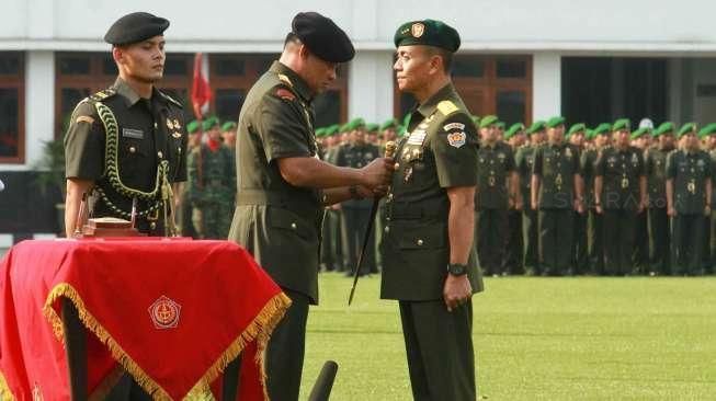 Letjen TNI Mulyono menggantikan KSAD sebelumnya Jenderal Gatot Nurmantyo yang menjabat Panglima TNI.