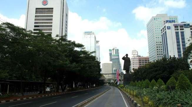 H-1 menjelang lebaran suasana jalan protokol di Jakarta terlihat lenggang dikarenakan sebagian warga Jakarta mudik ke kampung halamannya.