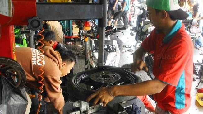 Suasana bengkel motor di kawasan Tebet, Jakarta (16/7).