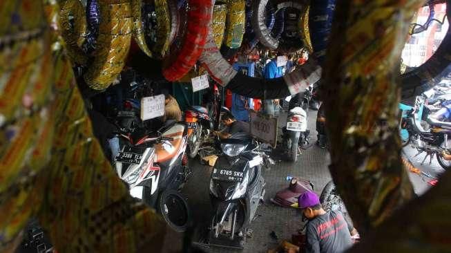 Suasana bengkel motor di kawasan Tebet, Jakarta (16/7).