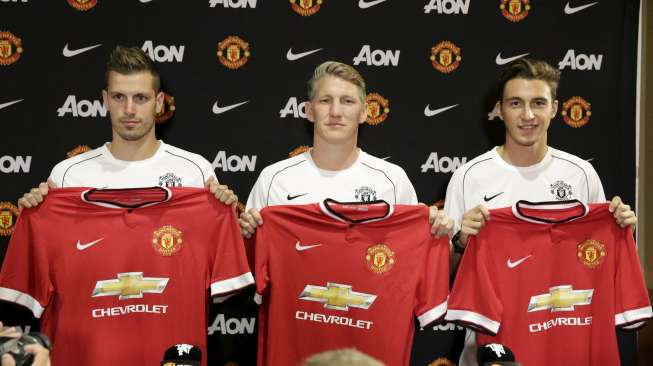 Tiga pemain baru Manchester United (kiri-kanan) Morgan Schneiderlin, Bastian Schweinsteiger, dan Matteo Darmian (16/7) [Reuters/Jason Redmond]