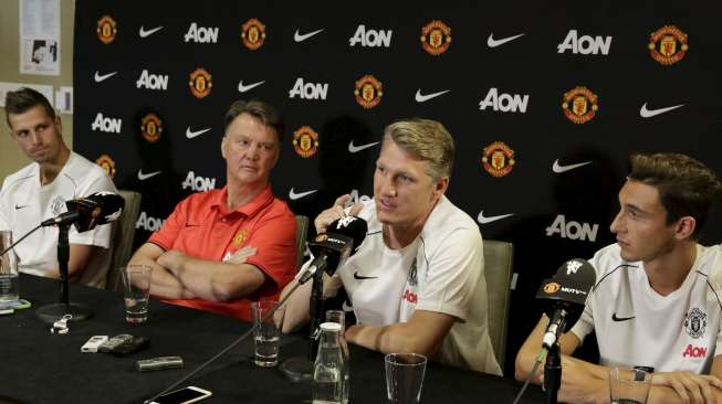 Tiga pemain baru Manchester United Morgan Schneiderlin, Bastian Schweinsteiger, dan Matteo Darmian berfoto bersama manajer MU Louis van Gaal (16/7) [Reuters/Jason Redmond]