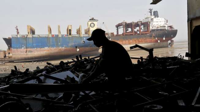 Aktivitas daur ulang kapal-kapal tua di Alang, India. [Reuters/Amit Dave]