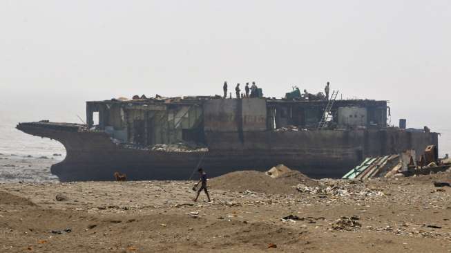 Aktivitas daur ulang kapal-kapal tua di Alang, India. [Reuters/Amit Dave]