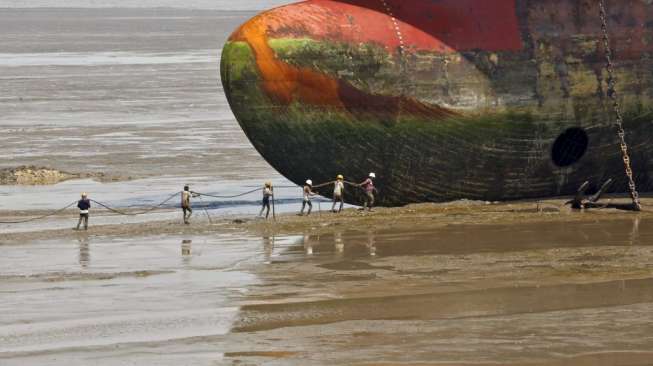 Aktivitas daur ulang kapal-kapal tua di Alang, India. [Reuters/Amit Dave]