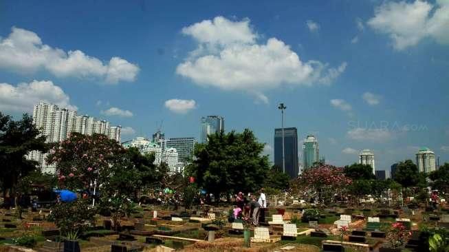 Ziarah Makam di Hari Raya