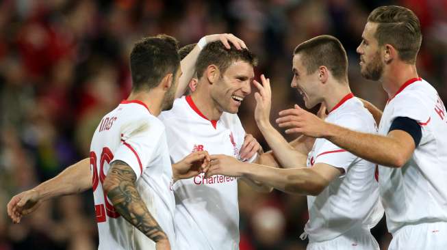 James Milner mendapat selamat dari rekan setimnya setelah mencetak gol kemenangan bagi Liverpool atas Brisbane Roar. Reuters / Jason O'Brien Livepic.