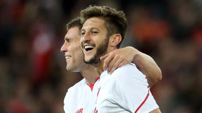 Pemain Liverpool Adam Lallana merayakan golnya bersama James Milner saat  menghadapi Brisbane Roar di laga persahabatan di Suncorp Stadium, Brisbane (17/7). Reuters / Jason O'Brien Livepic