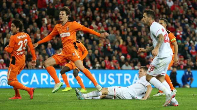 Pemain Liverpool James Milner mencetak gol kedua bagi skuatnya ke gawang Brisbane Roar di Suncorp Stadium, Brisbane. Reuters / Jason O'Brien Livepic