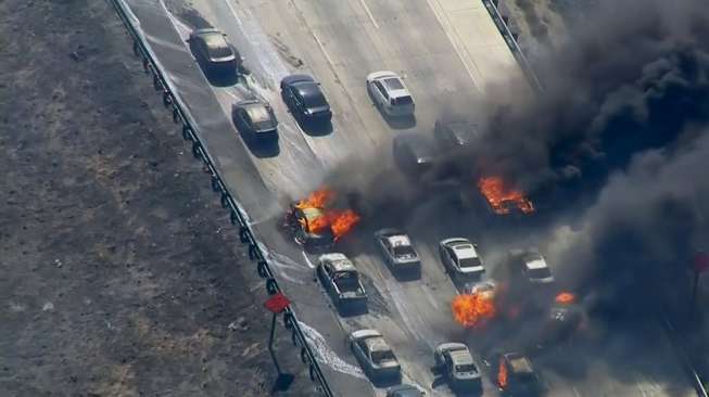 Sejumlah mobil habis terbakar oleh api yang menjalar dari semak di Cajon Pass, California, (17/7). (Reuters/NBCLA.COM)