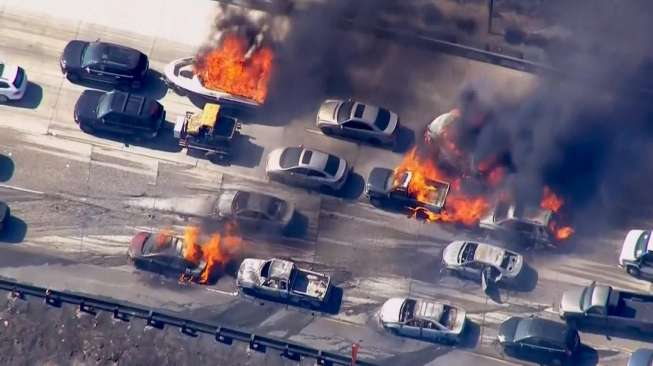 Sejumlah mobil habis terbakar oleh api yang menjalar dari semak di Cajon Pass, California, (17/7). (Reuters/NBCLA.COM)