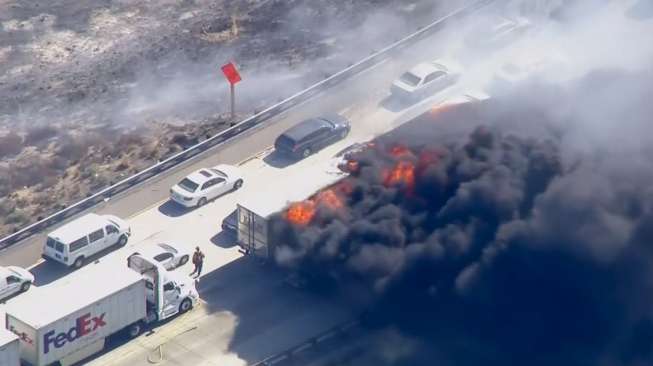 Sejumlah mobil habis terbakar oleh api yang menjalar dari semak di Cajon Pass, California, (17/7). (Reuters/NBCLA.COM)