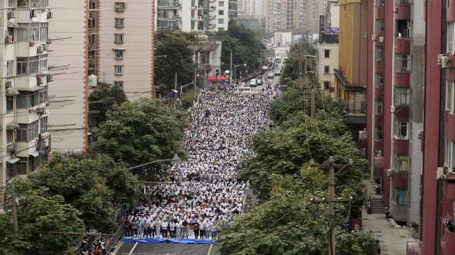 Salat Idul Fitri umat Muslim di ruas jalan dekat sebuah masjid di Shanghai, Cina, Sabtu (18/7/2015). [Reuters/Aly Song]