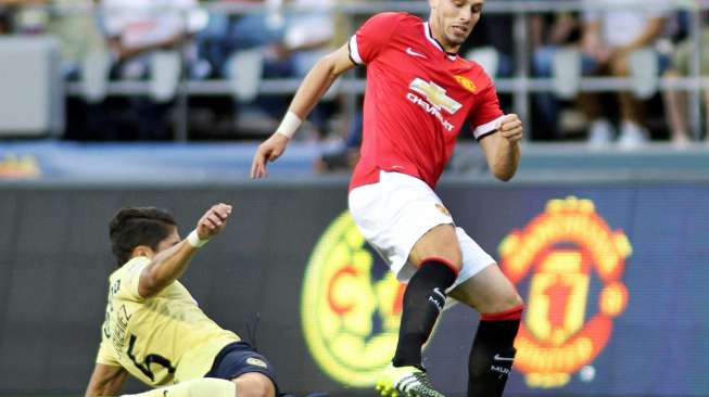 Pemain baru Manchester United Morgan Schneiderlin (kanan) beraksi saat menghadapi pemain Club America Javier Guemez. Reuters / Anthony Bolante Livepic