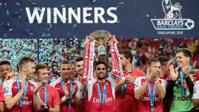 Kapten Arsenal Mikel Arteta mengangkat trofi Asia Barclays setelah mengalahkan Everton di National Stadium, Singapura, (18/7). Reuters / Jeremy Lee Livepic