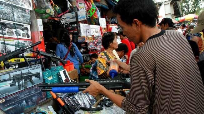 Suasana ramai aktivitas jual-beli mainan di Pasar Gembrong, Jakarta Timur, Minggu (19/7/2015). [Suara.com/Oke Atmaja]